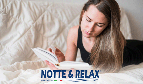 Un letto accogliente con un materasso ergonomico Notte & Relax, ideale per leggere prima di dormire e godere di un riposo rigenerante per mente e corpo.